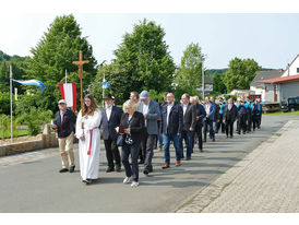 Bittprozession um den Kleinen Berg an Pfingstmontag (© Karl-Franz Thiede)